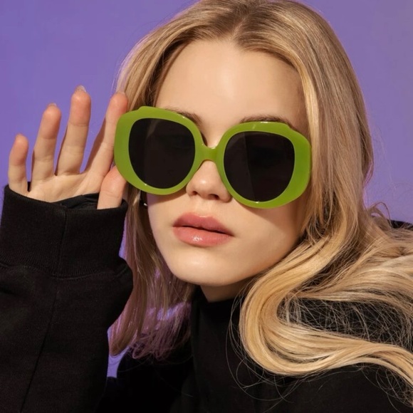 Accessories - Any 2 Glasses $20. Bundle items.
Solid Frame Fashion Glasses.